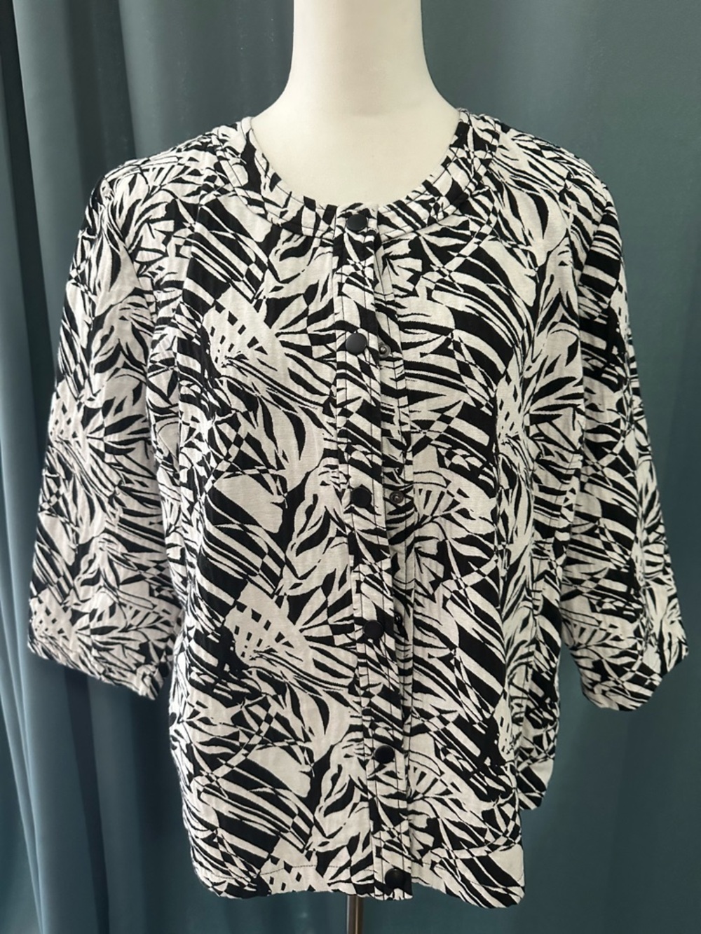 Chico’s Women’s Size 3 Black White Tropical Leaf Print Quilted Jacket Top
